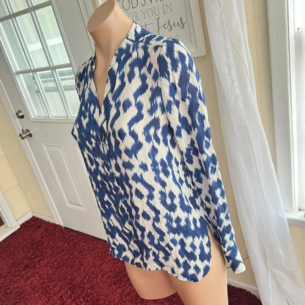 Vince Silk Ikat Print Blouse Blue White Size 4 - Picture 6 of 7